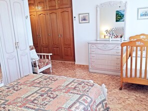 5 bedrooms, iron/ironing board, free WiFi, bed sheets