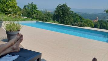 Alberca techada y alberca al aire libre