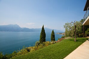 Property grounds -  Apartment with Spettacular View in front of the Lake from the terrace  (Torri del Benaco)