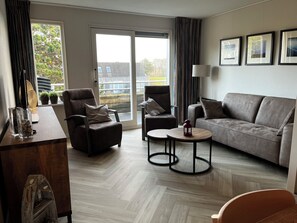 Televisión, tenis de mesa, libros y estéreo 