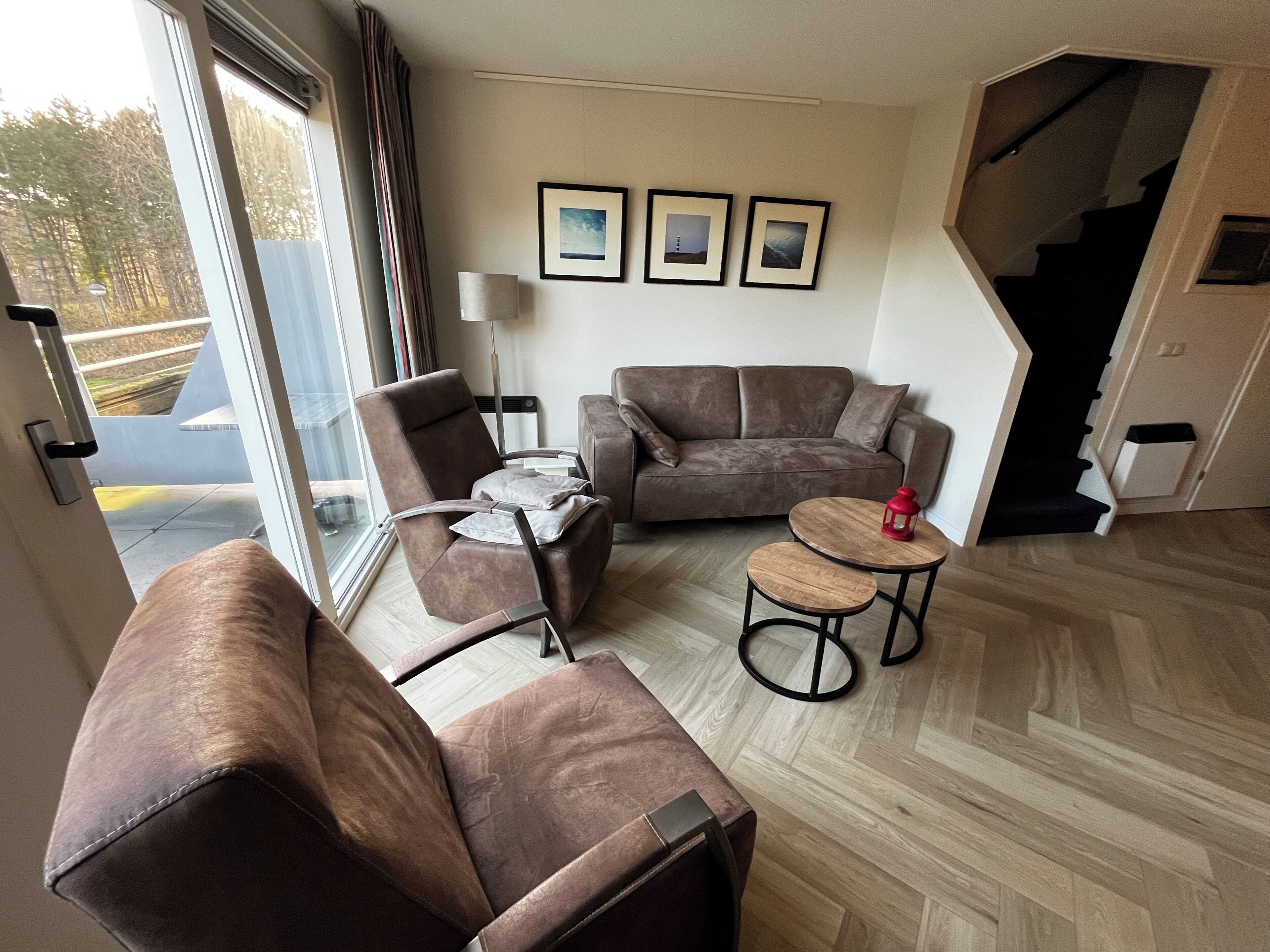 Televisio, pöytätennispöytä, kirjoja, stereot