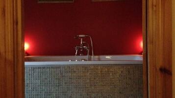 Chuveiro, banheira de hidromassagem, secador de cabelo, toalhas de banho