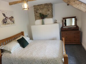 2 habitaciones, tabla de planchar con plancha y cuna de viaje