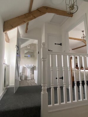 2 عدّة غرف نوم ومكواة/لوح كي وسرير سفر وواي فاي مجانًا