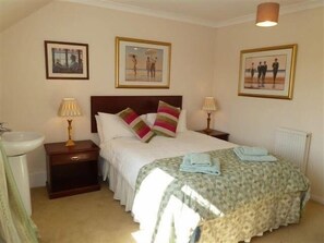 9 Schlafzimmer, Bügeleisen/Bügelbrett, kostenloses WLAN, Bettwäsche