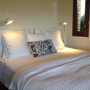 2 bedrooms, iron/ironing board, internet, bed sheets