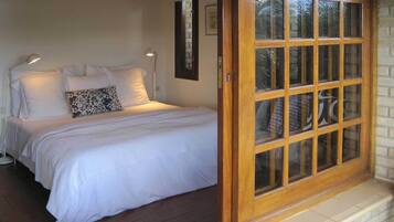 2 bedrooms, iron/ironing board, internet, bed sheets