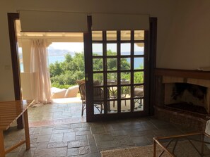 TV, bøker og stereoanlegg