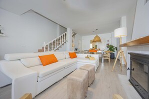 Fernseher, DVD-Player, Tischtennisplatte