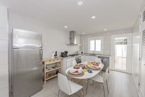 Jääkaappi, mikroaaltouuni, uuni, astianpesukone