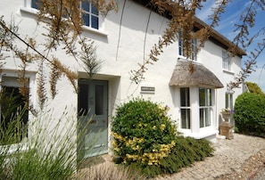 Exterior detail - Albury House -  sleeps 8 guests  in 4 bedrooms (Charmouth)