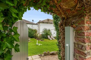 Property grounds - Albury House -  sleeps 8 guests  in 4 bedrooms (Charmouth)