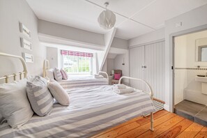 5 bedrooms, travel crib, WiFi, bed sheets