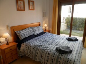 3 bedrooms, iron/ironing board, travel cot, free WiFi - Modern Ground Floor Apartment, Minutes walk from the Arenal beach (Platja de L'arenal)