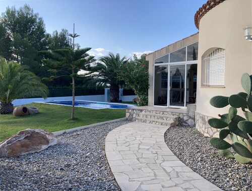 PRECIOSA VILLA CON PISCINA PRIVADA CERCA DE LA PLAYA