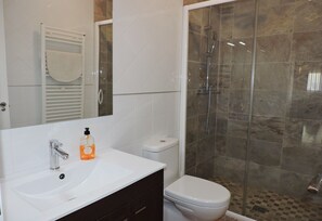 Tina, secadora de cabello, bidet, toallas 