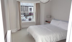 3 bedrooms, desk, iron/ironing board, travel cot - 3 bedroom family property that sleeps 6 in traditional fishing village (Beer)