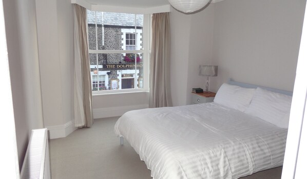 3 bedrooms, desk, iron/ironing board, travel cot