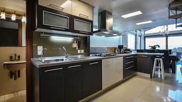 Fridge, microwave, oven, stovetop