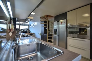 Réfrigérateur, micro-ondes, four, plaque de cuisson