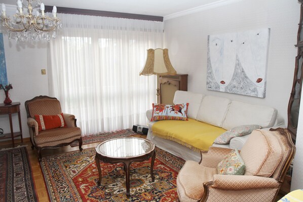 Televisie, een dvd-speler, boeken en een stereo