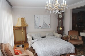 3 slaapkamers, een strijkplank/strijkijzer, reisbedje, wifi