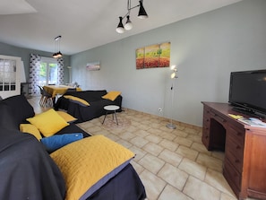 TV, fireplace, DVD player, foosball - House in the countryside, .covered and heated swimming pool (Saint-Remy-Le-Petit)