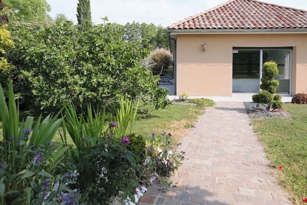 Property grounds - House in the countryside, .covered and heated swimming pool (Saint-Remy-Le-Petit)