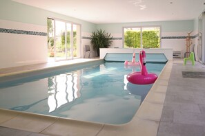 Indoor pool, a heated pool - House in the countryside, .covered and heated swimming pool (Saint-Remy-Le-Petit)