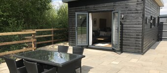 Luxury Cabin near Legoland, Windsor, Ascot and Lapland with enclosed garden