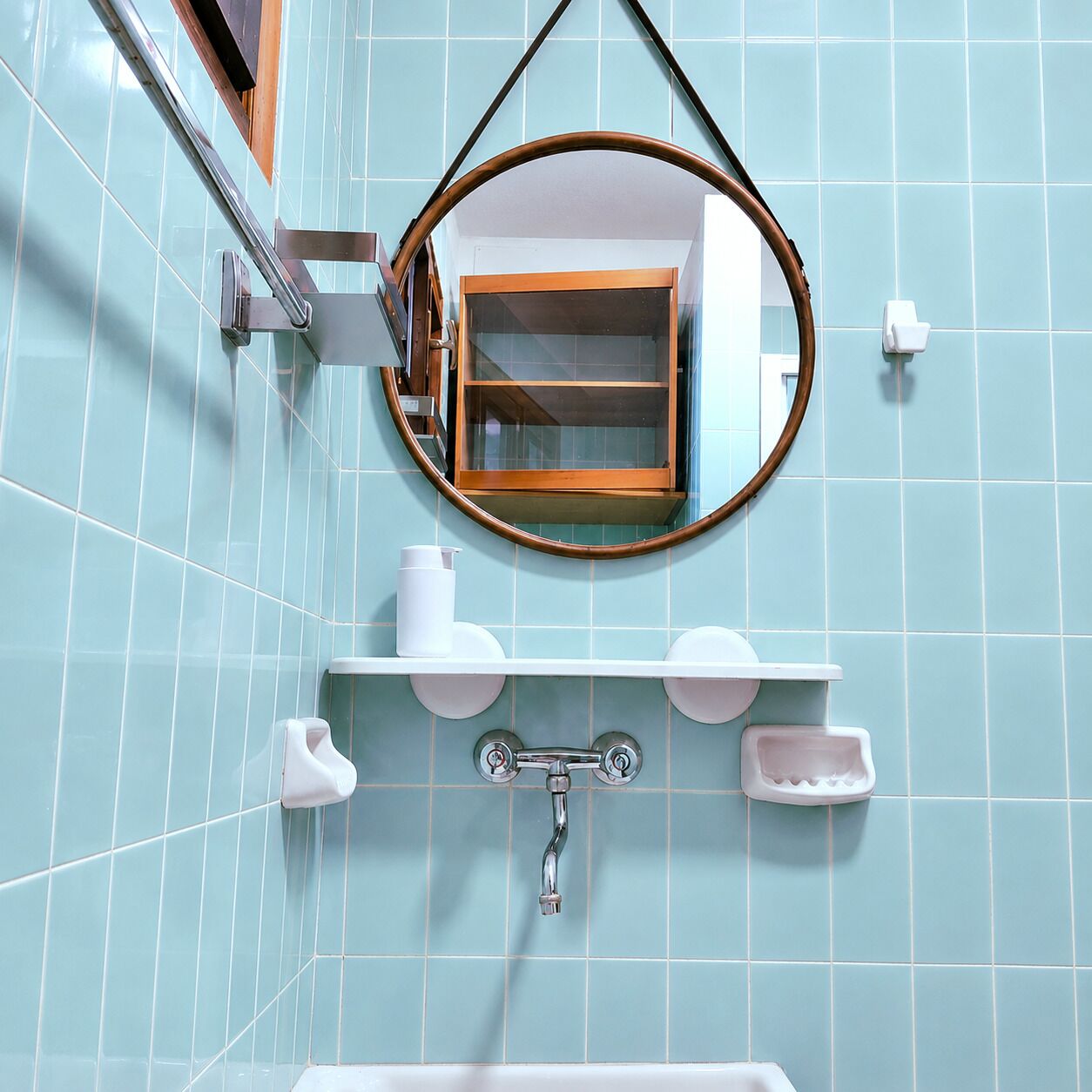 Une salle de bain avec un miroir, un lavabo et des toilettes.