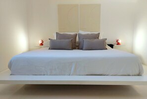 1 habitación, tabla de planchar con plancha y cuna de viaje 