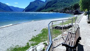 Eine Bank am See, im Hintergrund Berge.