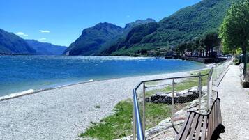 Sulla spiaggia, lettini da mare, teli da spiaggia