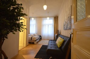 2 slaapkamers, een bureau, een strijkplank/strijkijzer, gratis wifi