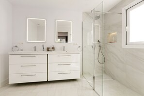 Dusche, Haartrockner, Handtücher, Toilettenpapier