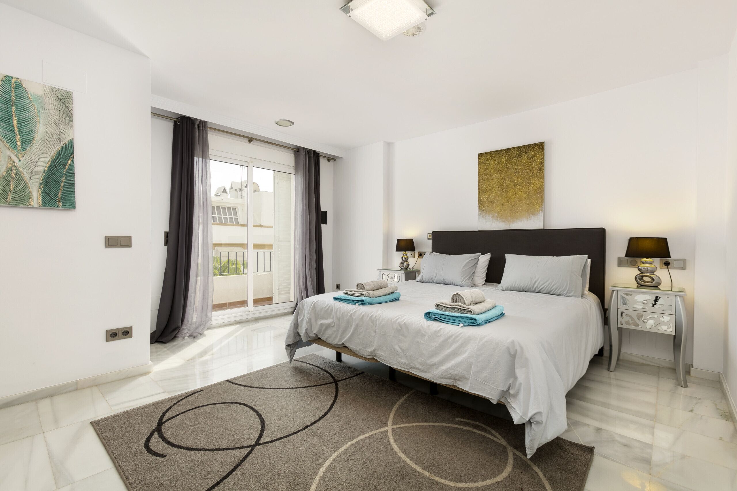5 slaapkamers, een kluis op de kamer, een strijkplank/strijkijzer