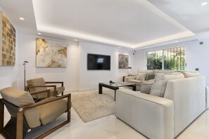 Smart TV, caminetto, lettore DVD
