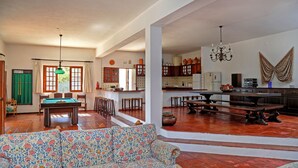 A spacious living area with a pool table, a sofa, and a dining table. - FIFTH WITH PRIVATE POOL AND COURT TENNIS A 30 LISBON M (Vale do Paraíso)