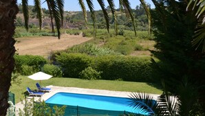 A swimming pool with blue water, surrounded by greenery and a clear sky. - FIFTH WITH PRIVATE POOL AND COURT TENNIS A 30 LISBON M (Vale do Paraíso)
