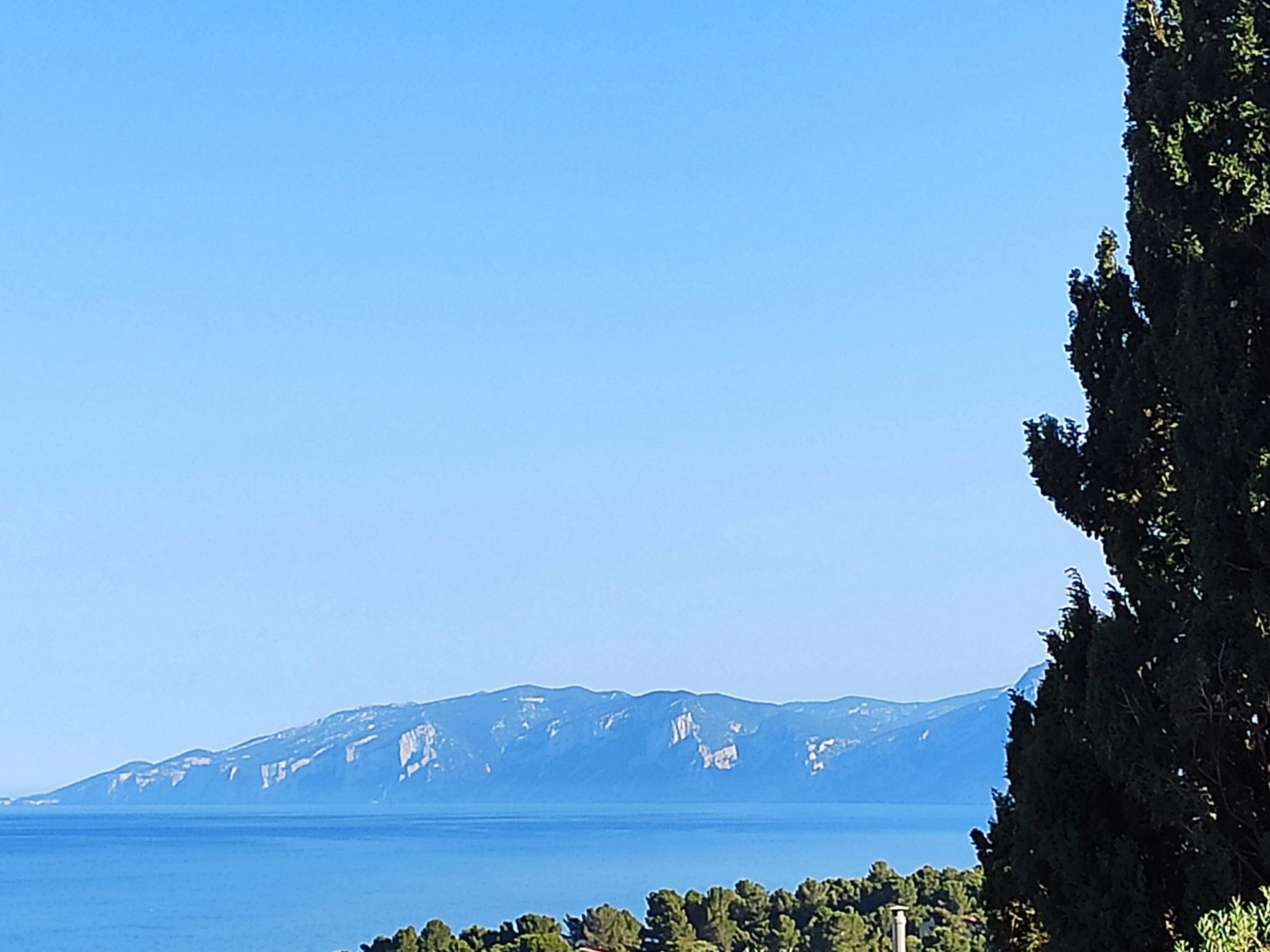 The apartment has a view of the gulf and the mountain-Wifi and air conditioning inv