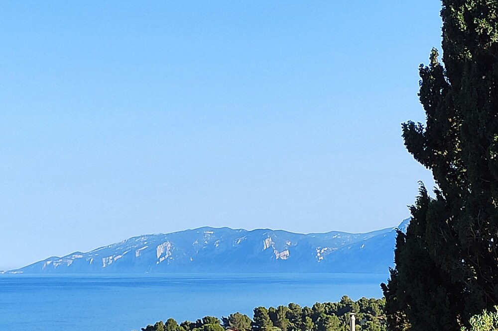The apartment has a view of the gulf and the mountain-Wifi and air conditioning inv