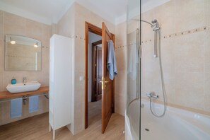 Combined shower/tub, hair dryer, bidet, towels - Sea Front, 20 Metres From Sea, With Heated Private Pool And Hot Tub (Punta Mujeres)