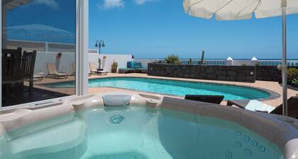 Front de mer, à 20 mÚtres de la mer, avec piscine privée chauffée et bain à remous