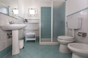 Douche, sĂšche-cheveux, bidet, serviettes fournies
