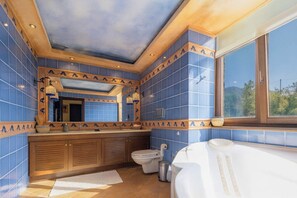 Combined shower/tub, hair dryer, towels