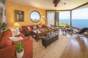 Televisión, chimenea y estéreo 