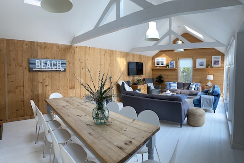 Stunning Spacious Seaside cottage, 1 minute from the beach sleeps 12