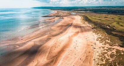 Stunning Spacious Seaside cottage, 1 minute from the beach sleeps 12