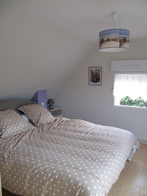 2 chambres, fer et planche à repasser, lit de bébé portatif